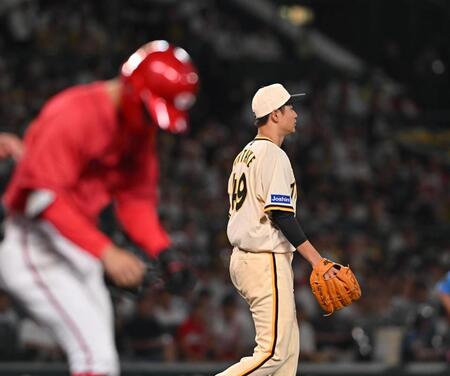 　７回、矢野（右）に死球を与えた大竹（撮影・西田忠信）