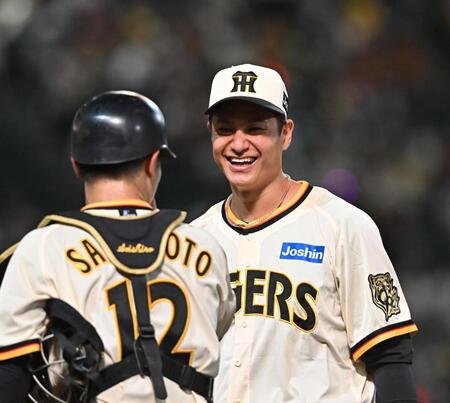 　勝利後、坂本（左）と笑顔で話をする大竹（撮影・西田忠信）