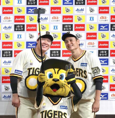 　お立ち台で笑顔を見せる大山と大竹（右）＝撮影・北村雅宏