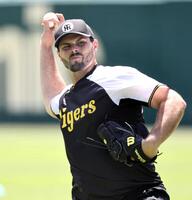 　キャッチボールで変化球を試す（撮影・田中太一）