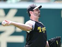 　横手投げでキャッチボールをするハートウィグ（撮影・田中太一）