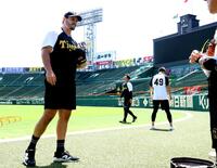 　会見前、グラウンドに姿を見せたハートウィグ（撮影・田中太一）