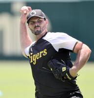 　キャッチボールで変化球を試すハートウィグ（撮影・田中太一）