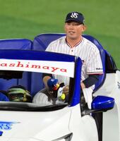 　５回、つば九郎のぬいぐるみとともにリリーフカーで登場した大西＝２４日