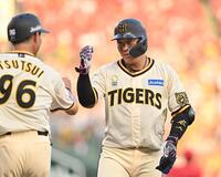 　１回、先制打を放った大山（右）＝撮影・西田忠信