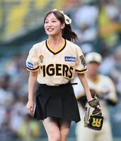 　始球式を務めたＮＭＢ４８の川上千尋（撮影・田中太一）