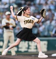 　始球式をするＮＭＢ４８の川上千尋（撮影・田中太一）