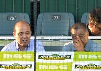 　解説を務める岡田彰布顧問（左）と掛布雅之ＯＢ会長（撮影・飯室逸平）