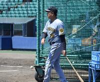 　自らノックバットを手に取り、内野守備を指導する平田２軍監督