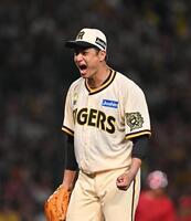 　６回、坂倉を二ゴロに仕留め、ほえる大竹（撮影・西田忠信）