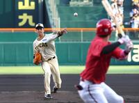 　１回、菊池に球速８９キロのボールを投じる大竹（撮影・北村雅宏）