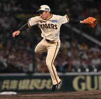 　８回から登板する石井（撮影・西田忠信）