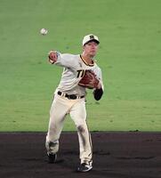 　７回、モンテロのゴロを一塁へ悪送球する小幡（撮影・北村雅宏）