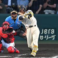 　３回、左前打を放つ森下（撮影・飯室逸平）