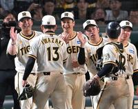 　最後を締めた岩崎（１３）からウイニングボールを受けとり笑顔の大竹（中央）＝撮影・飯室逸平