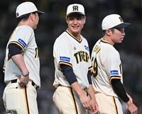 　勝利投手になり、藤川監督（左）から声をかけられる大竹（中央）＝撮影・西田忠信