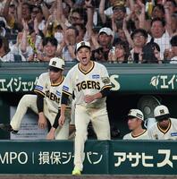 　勝利の瞬間、ベンチから飛び出して声を張り上げる大竹。左は石井（撮影・田中太一）