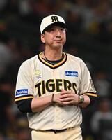　８回を終え、選手交代を告げた藤川監督（撮影・西田忠信）