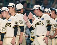 　ナインを迎える藤川監督（撮影・田中太一）