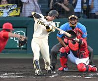 　２回、右前打を放つ近本（撮影・飯室逸平）