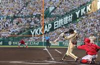 　１回、左前打を放つ近本（撮影・北村雅宏）