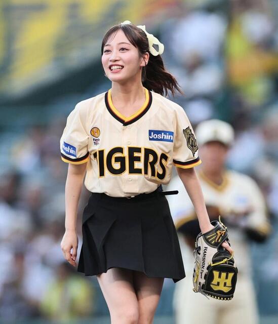 阪神 NMB48の川上千尋が始球式でノーバウンド投球「練習の成果が