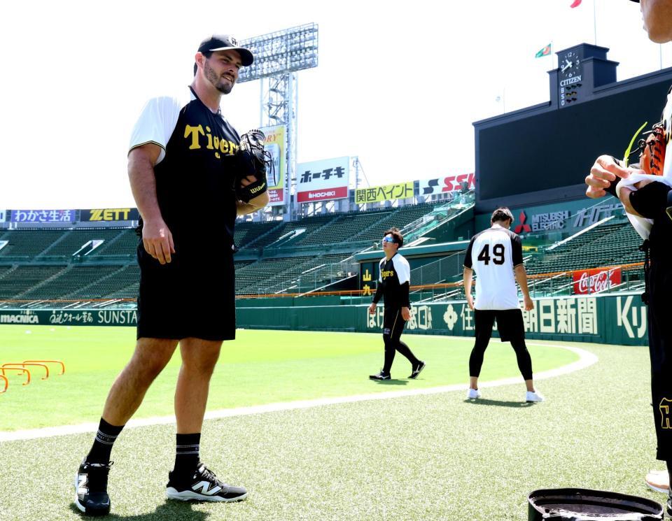 　会見前、グラウンドに姿を見せたハートウィグ（撮影・田中太一）