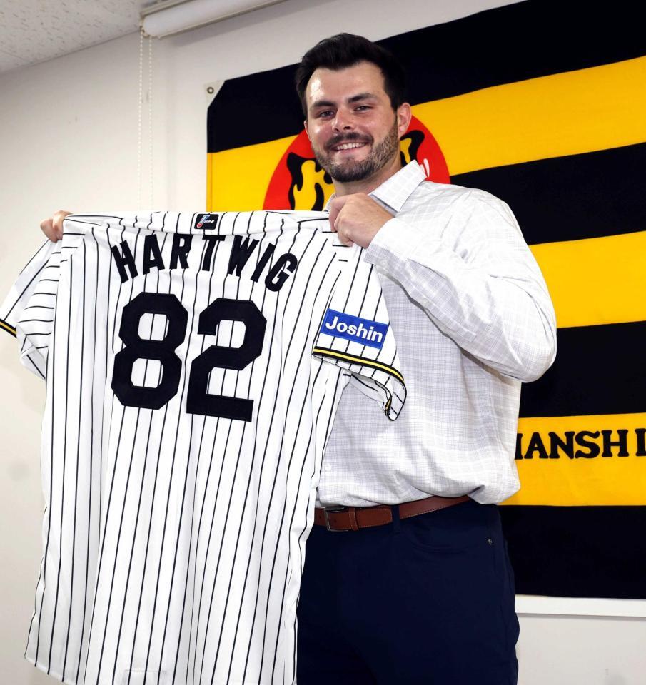 　背番号を見せるハートウィグ