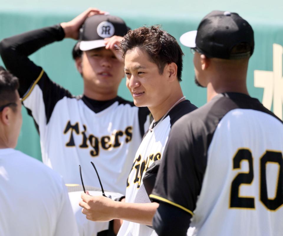 　練習前、投手陣と話をする大竹（撮影・田中太一）