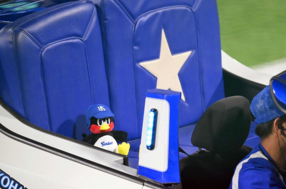 　ヤクルト・大西がリリーフカーを降り、残されたつば九郎のぬいぐるみ＝２４日、横浜スタジアム