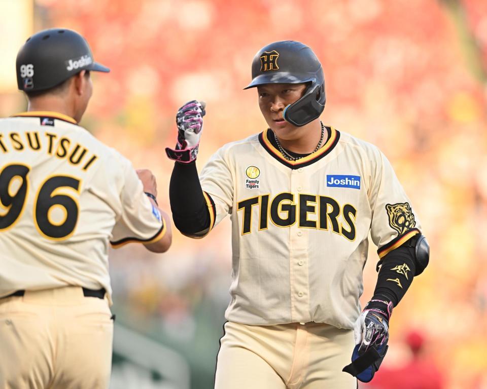 　１回、先制打を放った大山（右）＝撮影・西田忠信