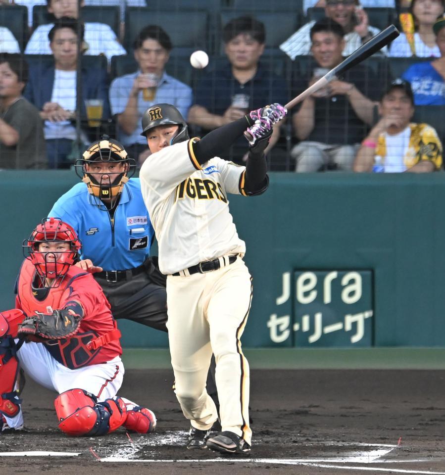 　１回、先制打を放つ大山（撮影・飯室逸平）