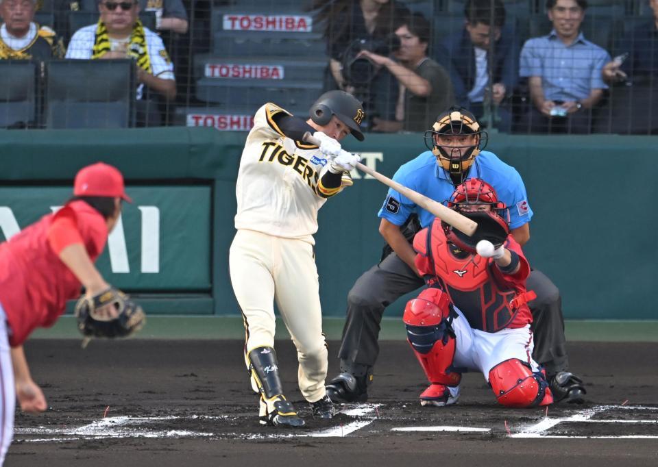 　１回、左前打を放つ近本（撮影・飯室逸平）