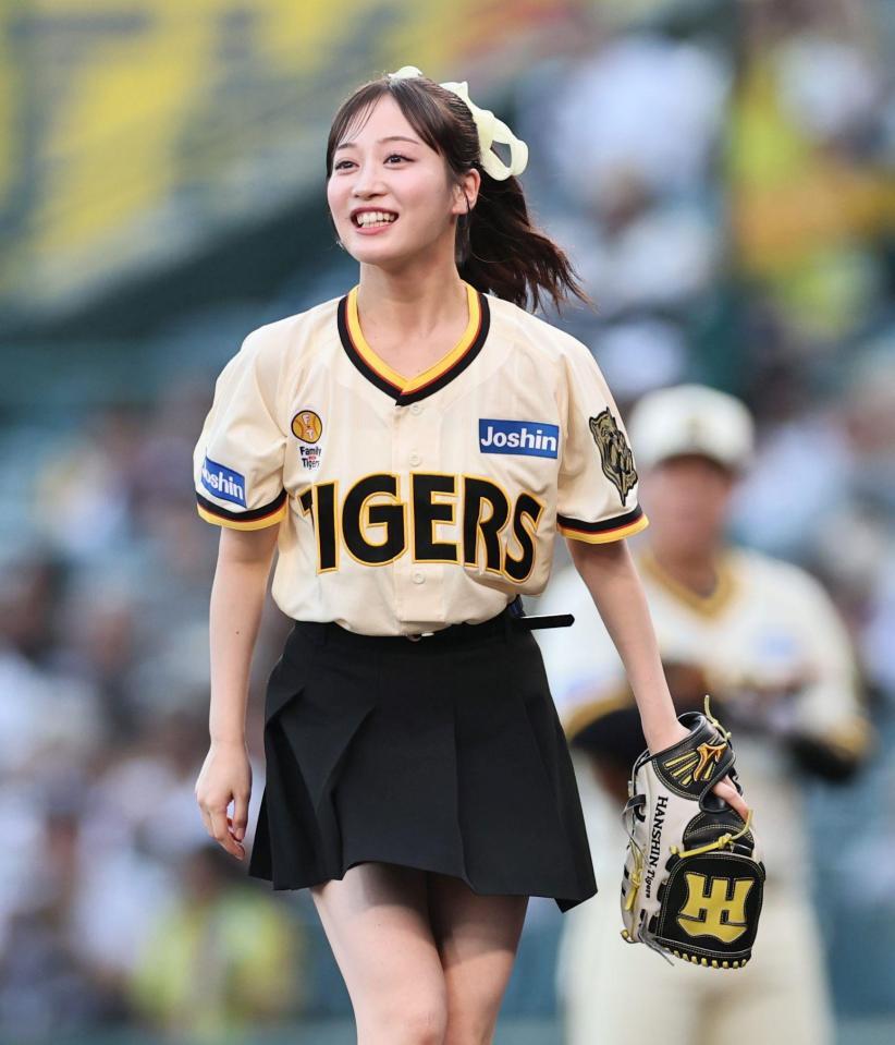 NMB48 川上千尋　始球式カード　50枚限定 川上千尋/NMB48】2024 BBM FUSION [始球式カード/金紙パラレル版