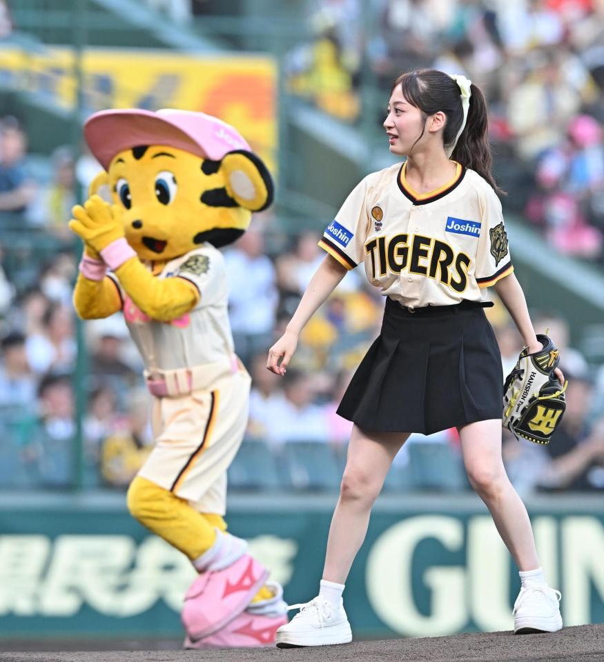 　始球式を務めるＮＭＢ４８・川上千尋（撮影・西田忠信）