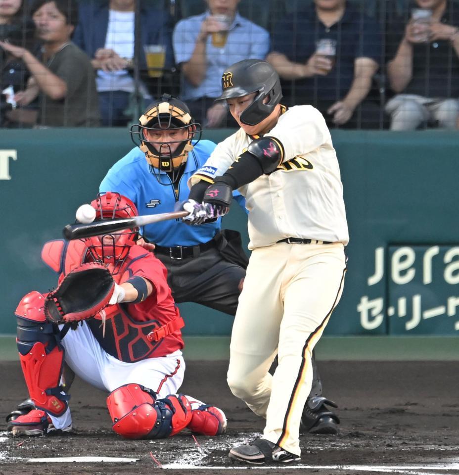 　１回、先制打を放つ大山（撮影・飯室逸平）