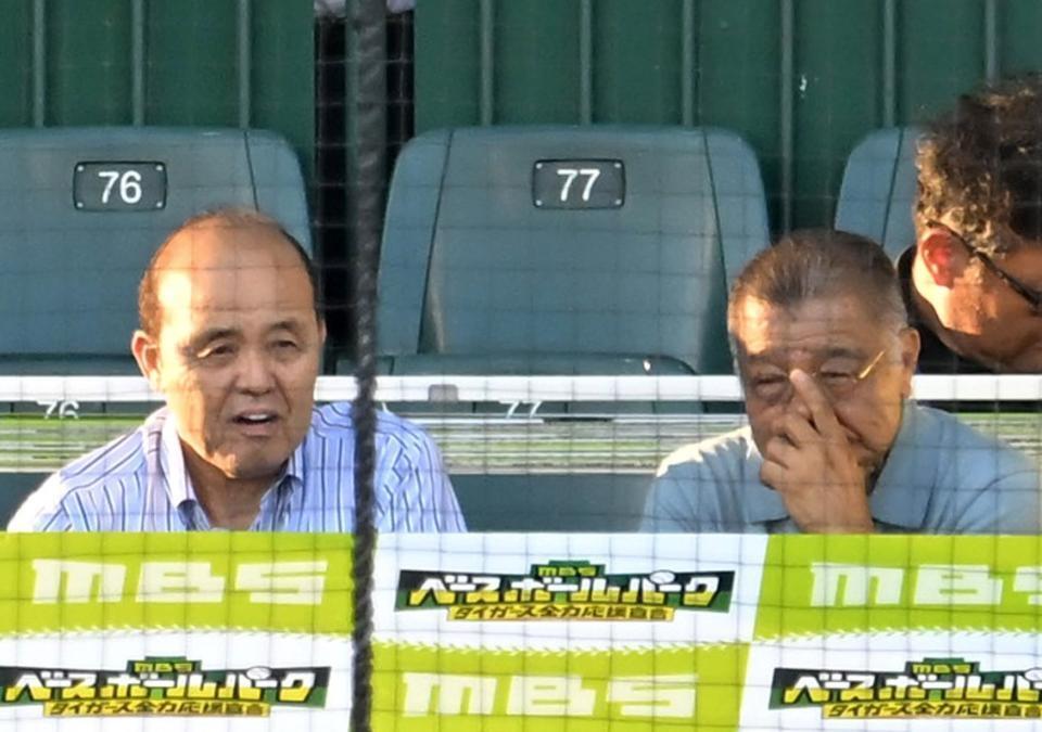 　解説を務める岡田彰布顧問（左）と掛布雅之ＯＢ会長（撮影・飯室逸平）