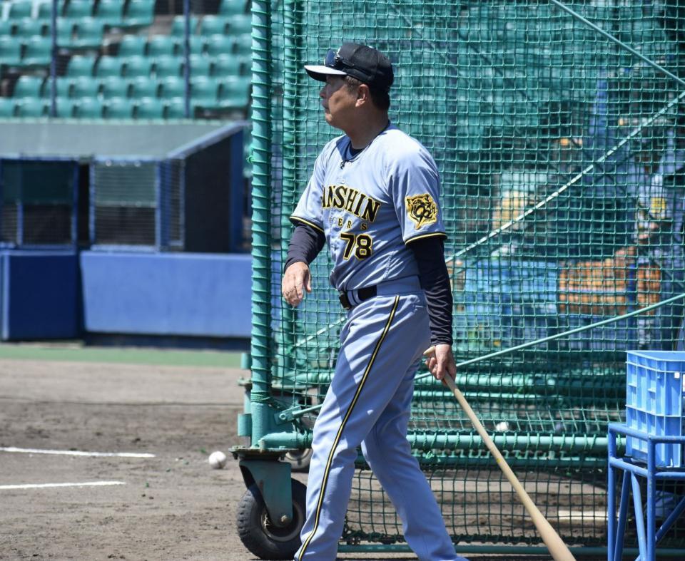 　自らノックバットを手に取り、内野守備を指導する平田２軍監督