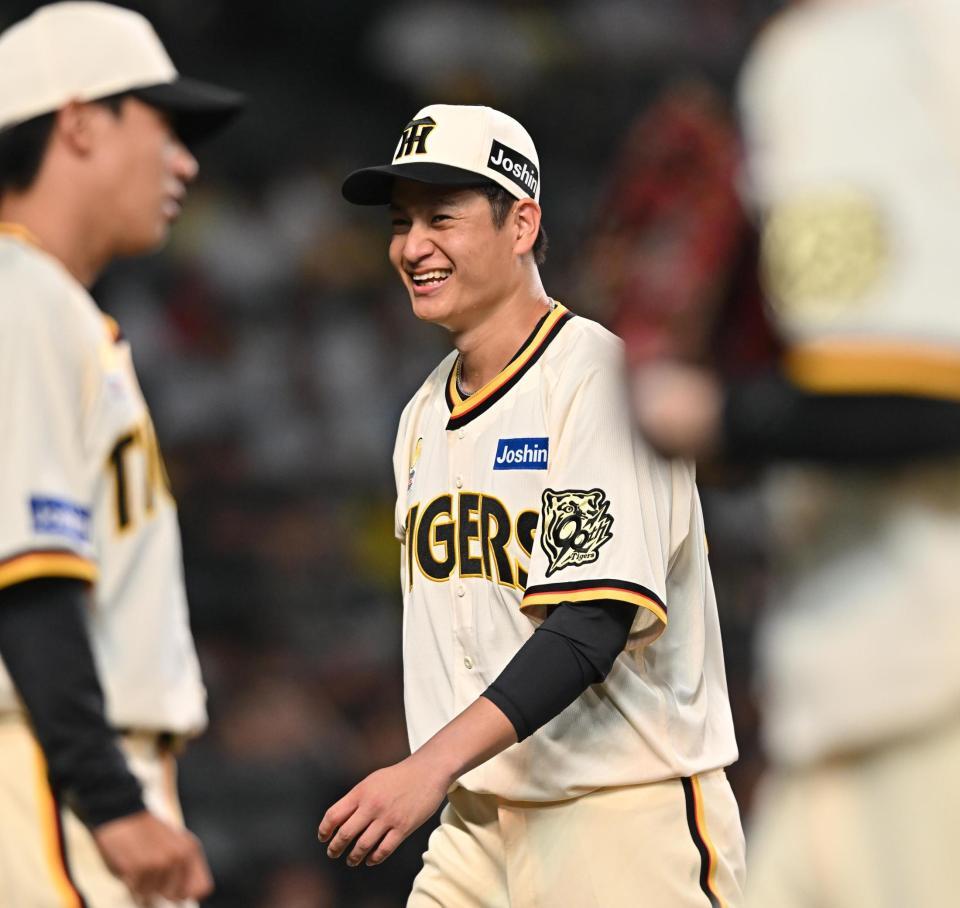 　５回を投げ終え、笑顔でベンチに戻る大竹（撮影・西田忠信）