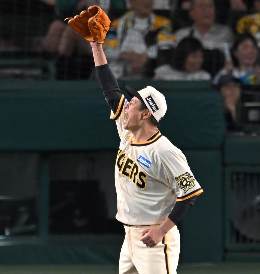 　７回、ピンチをしのぎ、雄たけびを上げる大竹（撮影・飯室逸平）