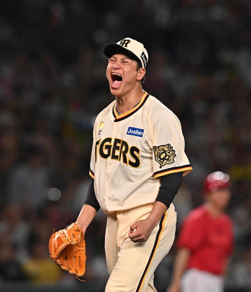 　７回、代打の野間を投ゴロ併殺に仕留め、ほえる大竹（撮影・西田忠信）