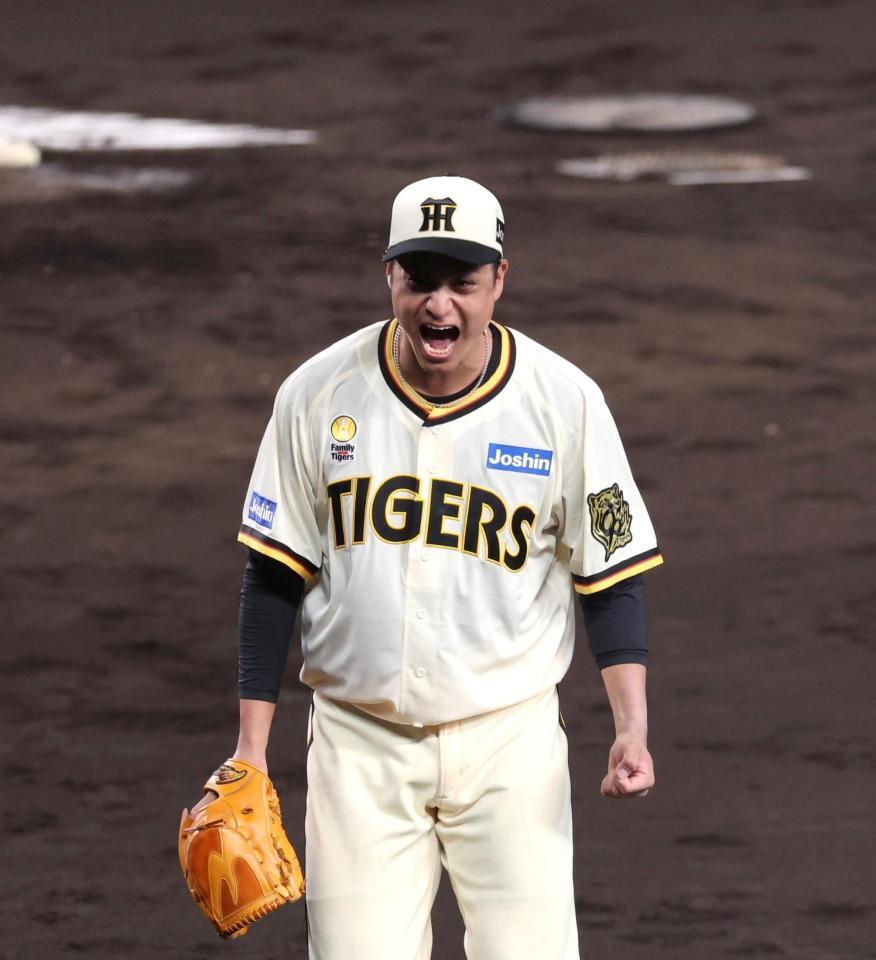 　６回、満塁のピンチで坂倉を二ゴロに抑え、雄たけびを上げる大竹（撮影・北村雅宏）