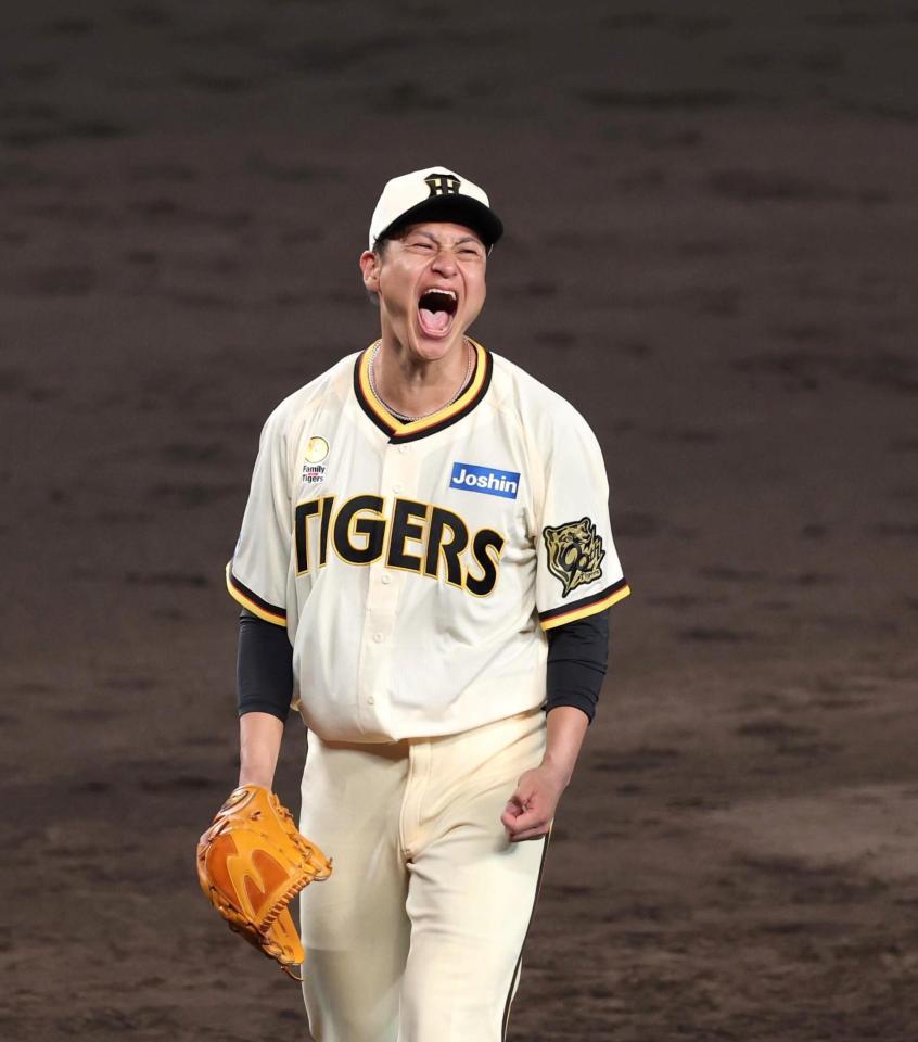 　７回、満塁のピンチで野間を投ゴロ併殺打に仕留め、雄たけびを上げる大竹（撮影・北村雅宏）