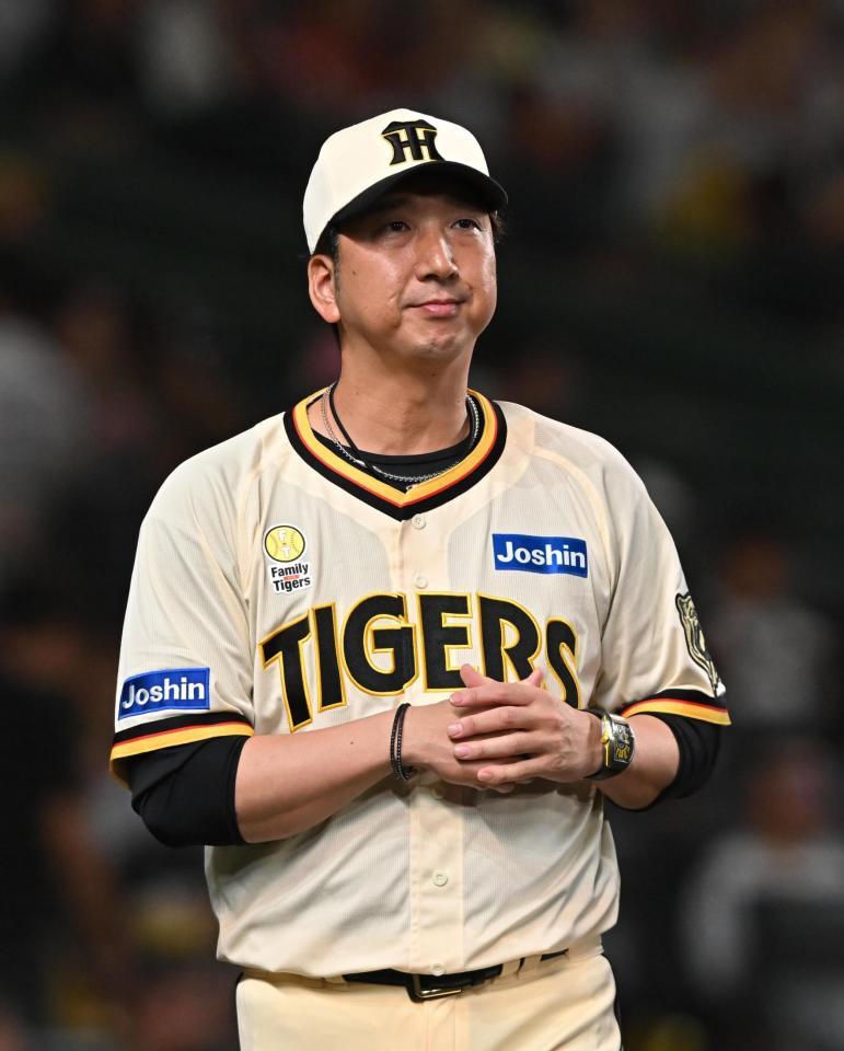 　８回を終え、選手交代を告げた藤川監督（撮影・西田忠信）