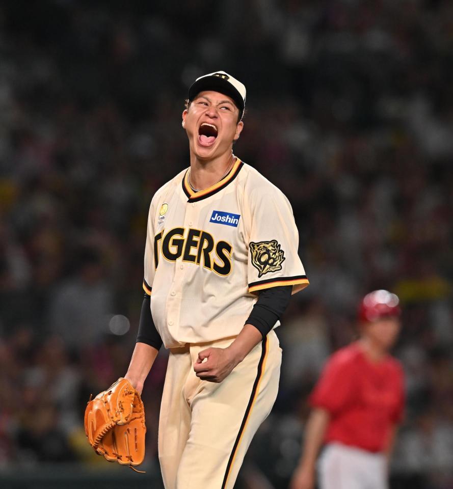 　７回、代打の野間を投ゴロ併殺に仕留め、吠える大竹（撮影・西田忠信）