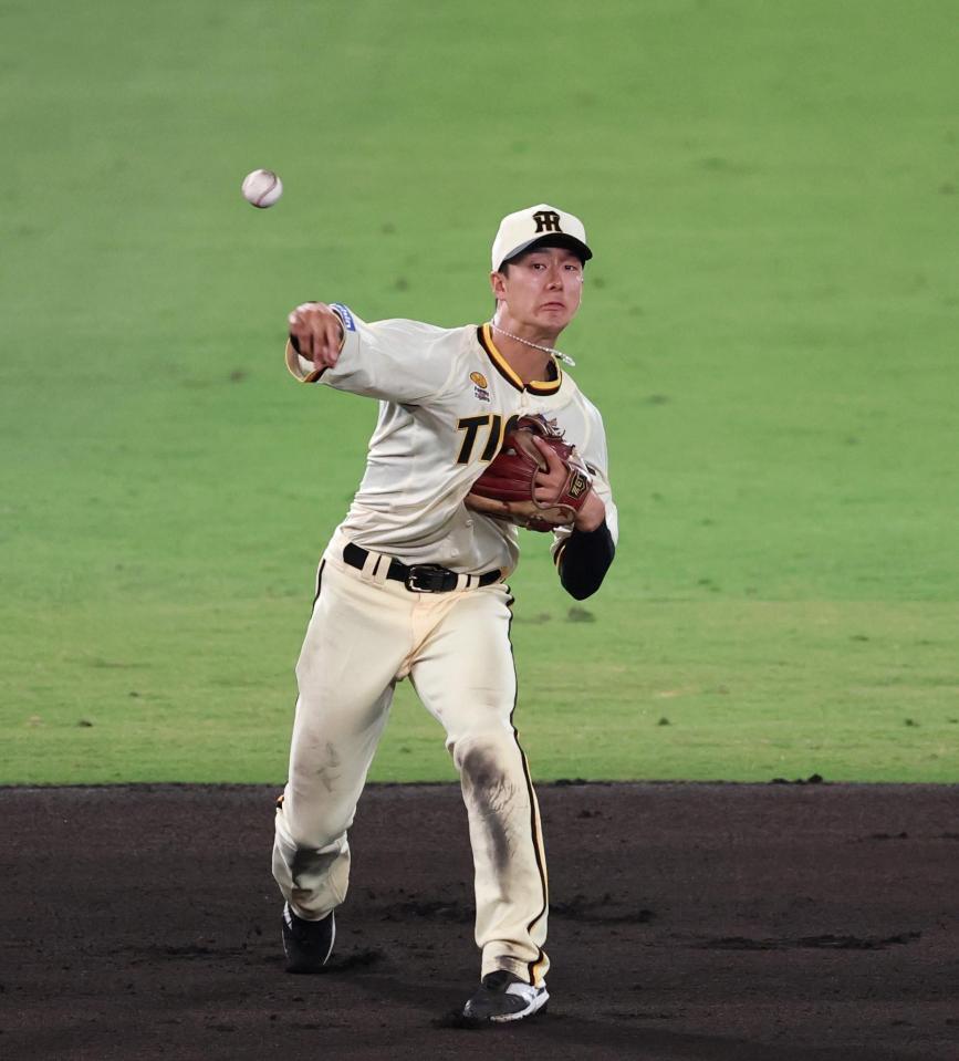 　７回、モンテロのゴロを一塁へ悪送球する小幡（撮影・北村雅宏）