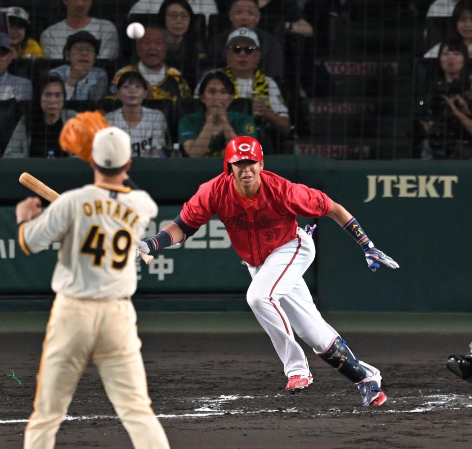 　７回、投ゴロ併殺に倒れる野間（撮影・飯室逸平）