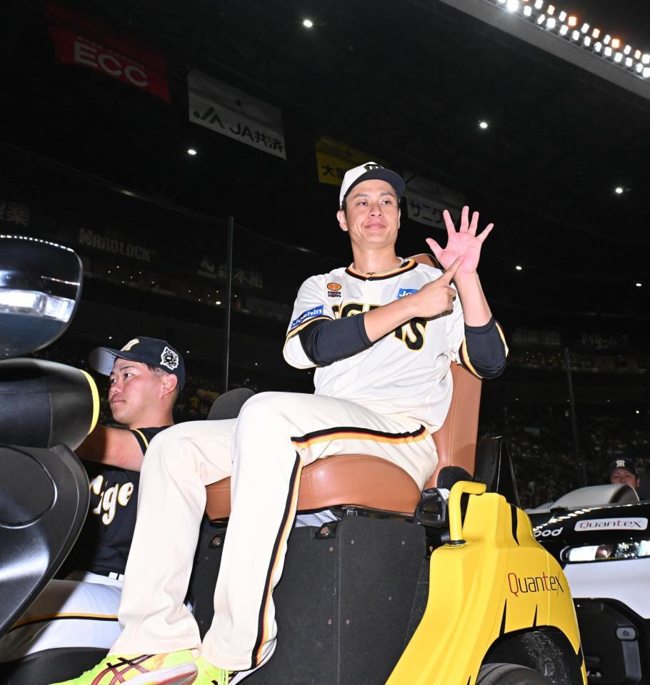 　６勝目にちなんだポーズを決める大竹（撮影・西田忠信）