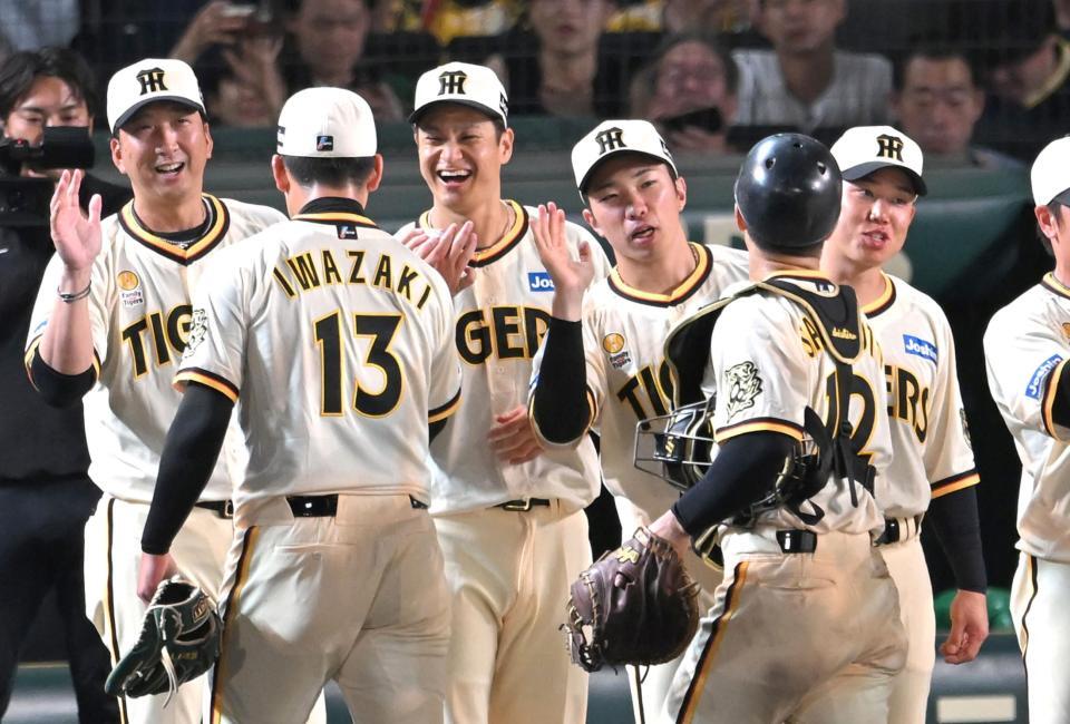 　笑顔で勝利を喜ぶ（左から）藤川監督、大竹、石井（撮影・飯室逸平）