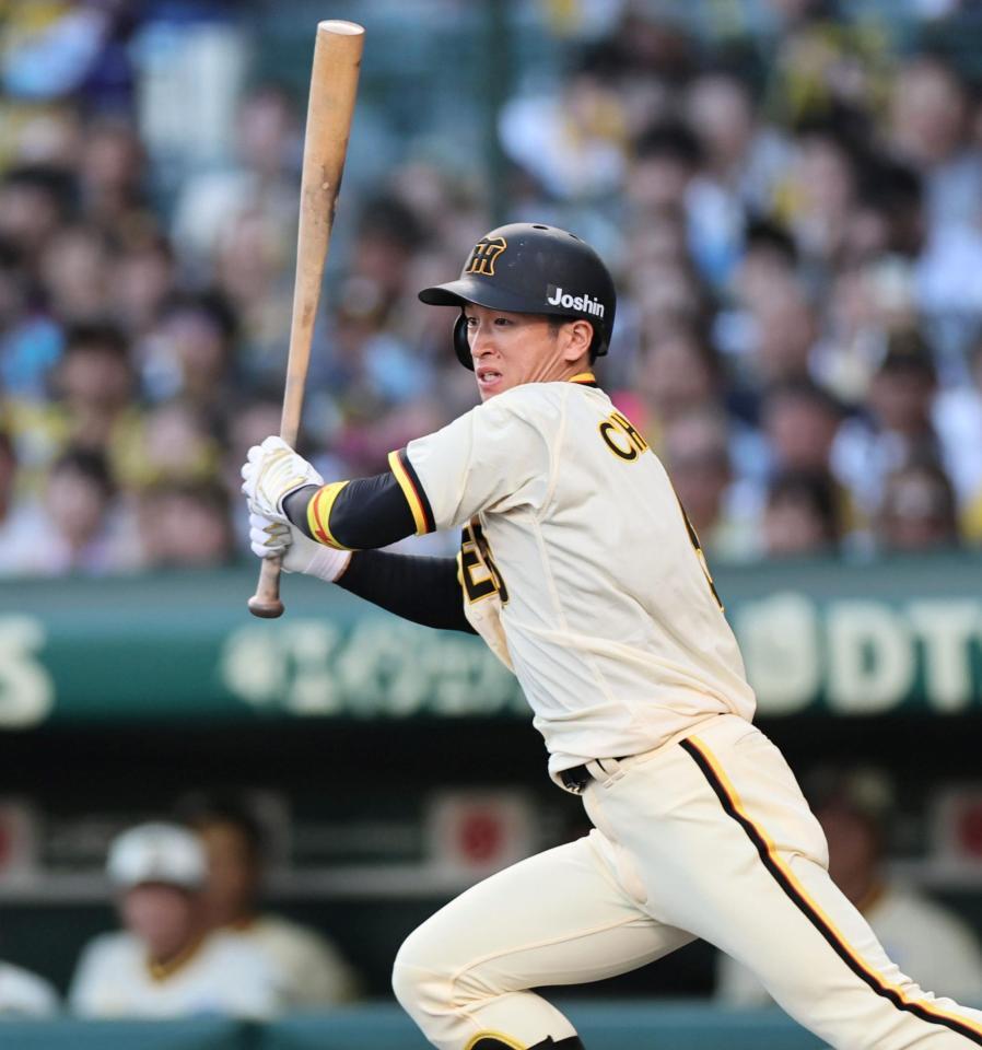 　１回、安打を放つ近本（撮影・田中太一）